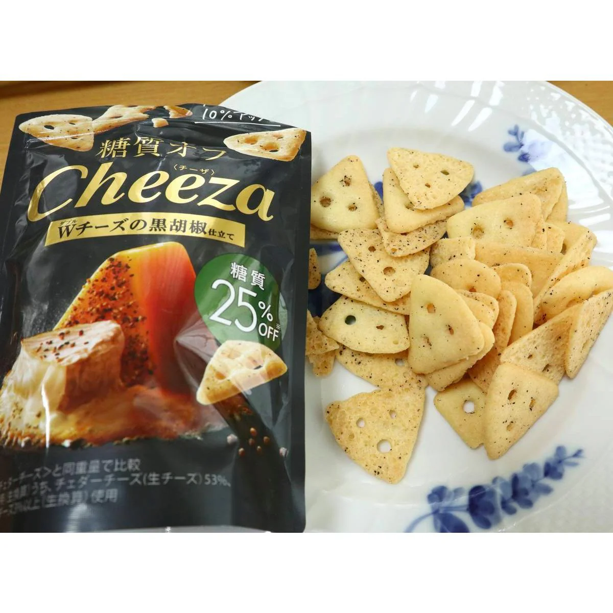 Glico Cheeza Low Carb Black Pepper Double Cheese Crackers 36g - Image 3
