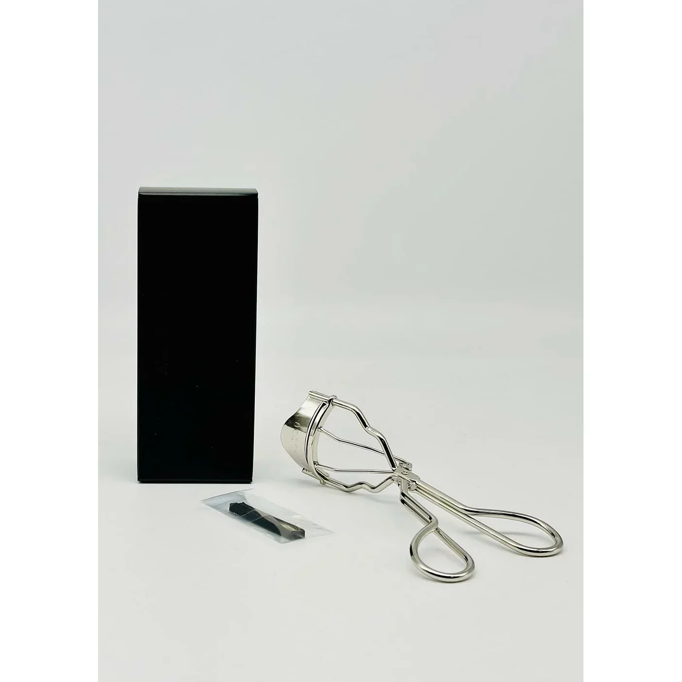 Suqqu Ergonomic Eyelash Curler Beauty Makeup Tool - Image 4